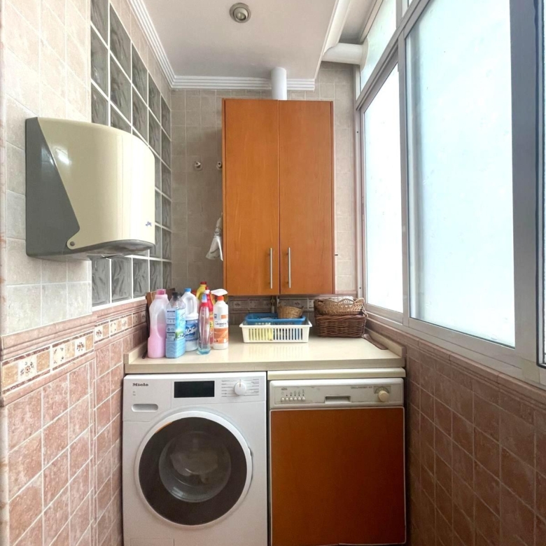 Gran piso en venta en recinto cerrado con terraza y garaje a 2 minutos de la playa.