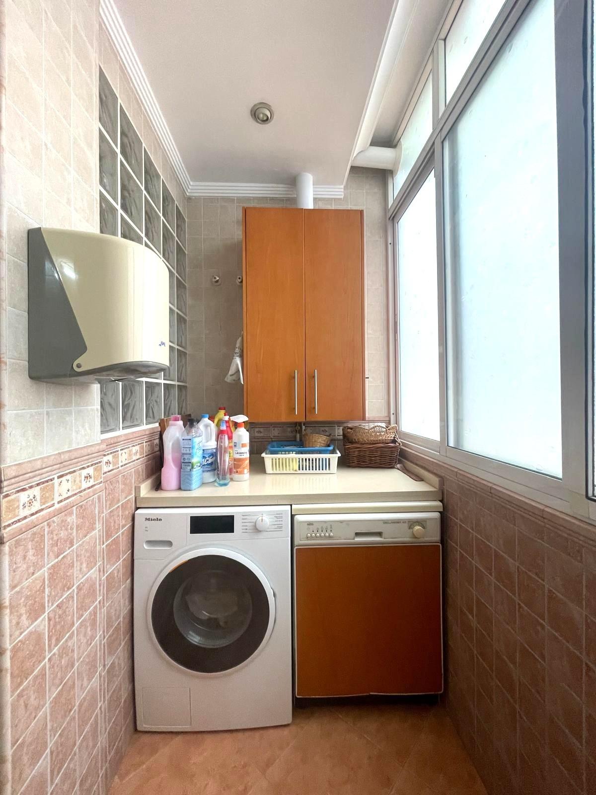 Gran piso en venta en recinto cerrado con terraza y garaje a 2 minutos de la playa.