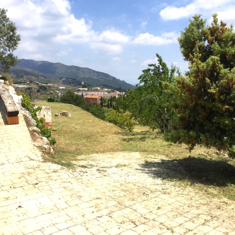 Casa en venta en Yunquera, vistas espectaculares y parcela de 1.600 m². A sólo 500m2 del pueblo. Con licencia turística.