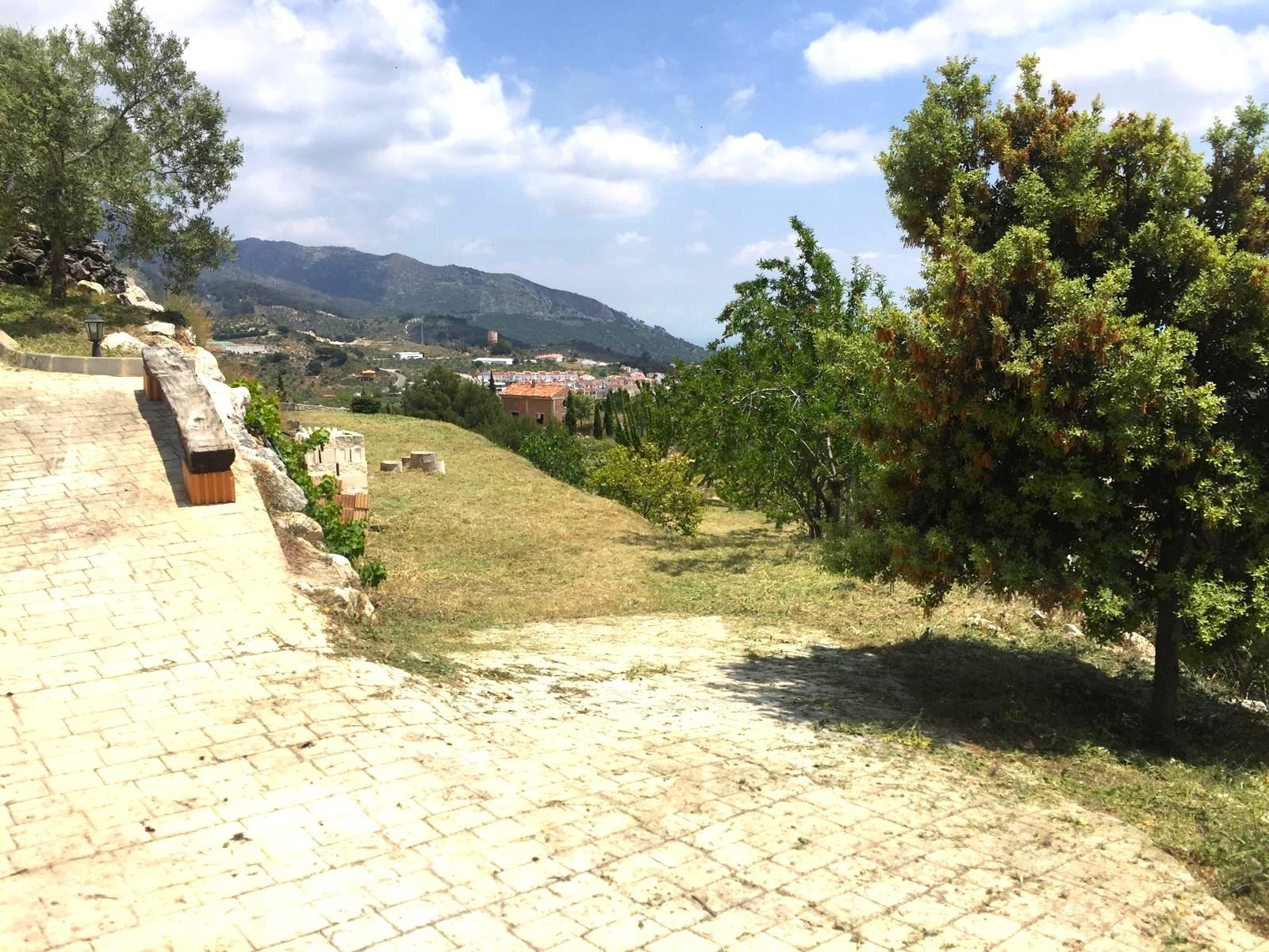 Casa en venta en Yunquera, vistas espectaculares y parcela de 1.600 m². A sólo 500m2 del pueblo. Con licencia turística.