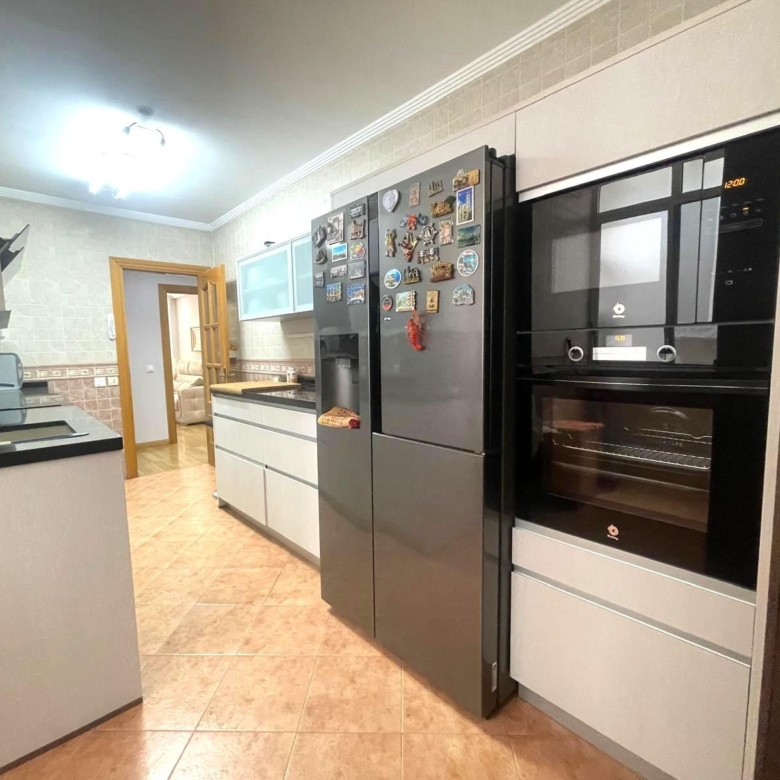 Gran piso en venta en recinto cerrado con terraza y garaje a 2 minutos de la playa.