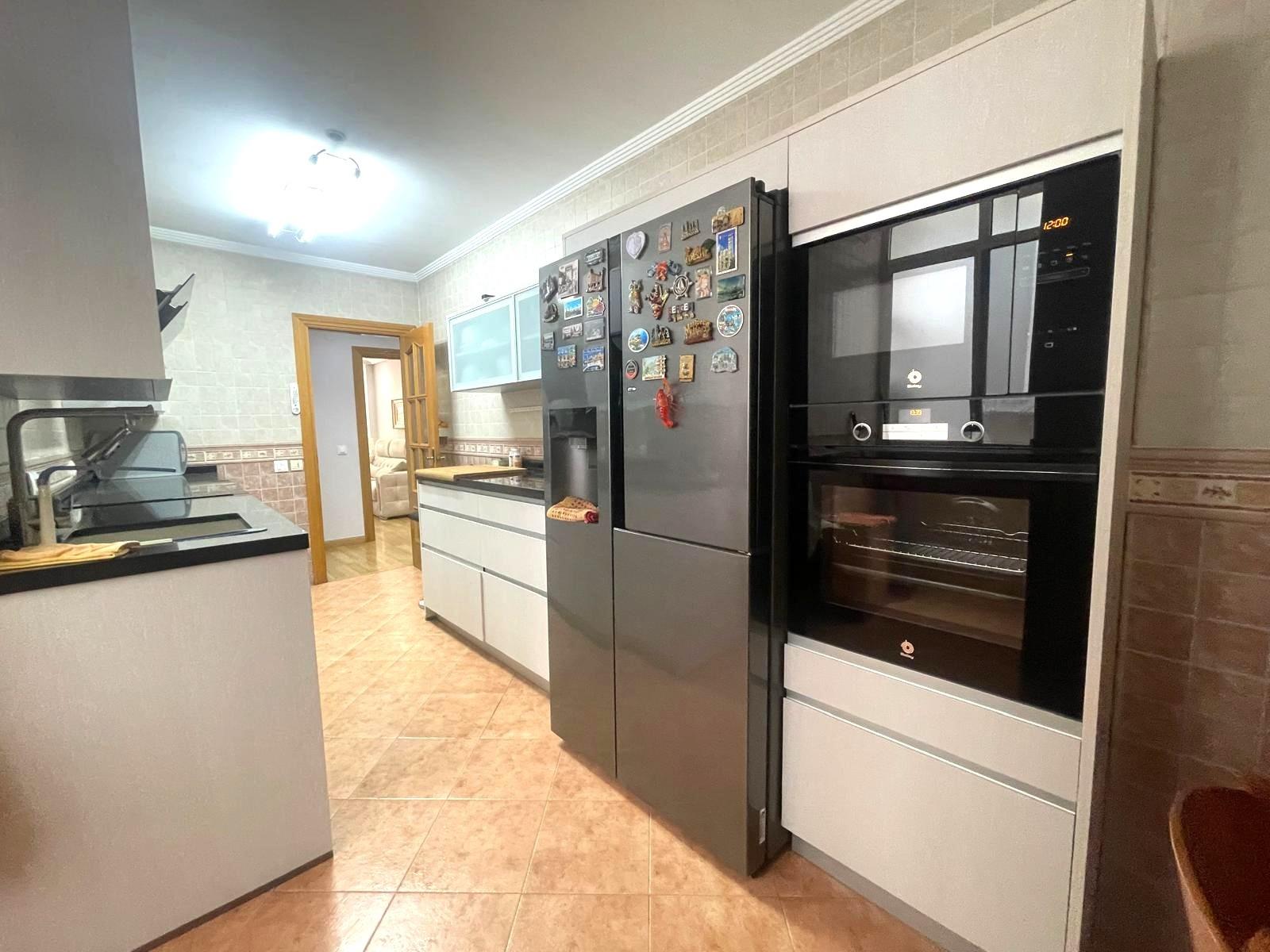 Gran piso en venta en recinto cerrado con terraza y garaje a 2 minutos de la playa.