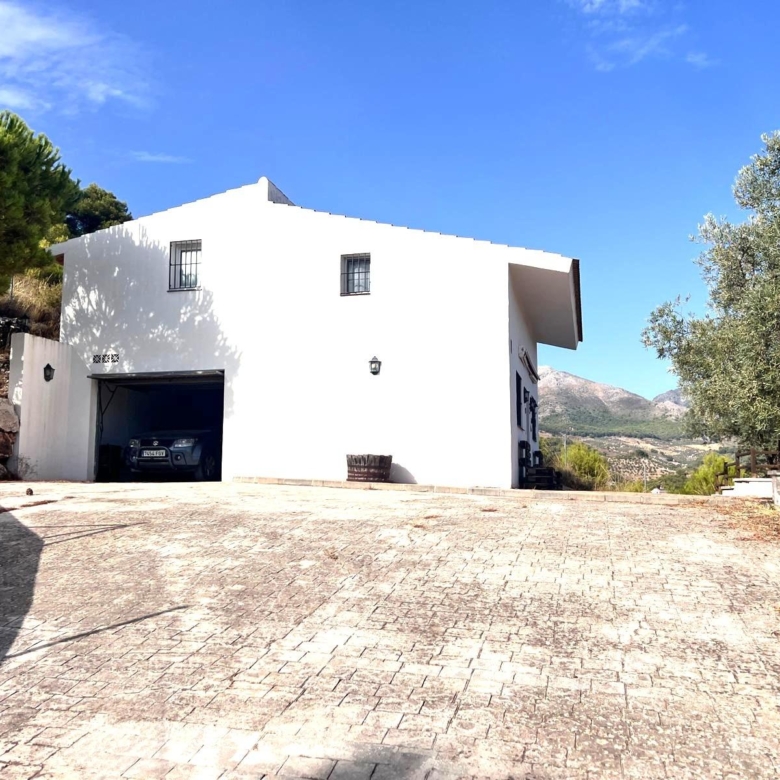 Casa en venta en Yunquera, vistas espectaculares y parcela de 1.600 m². A sólo 500m2 del pueblo. Con licencia turística.