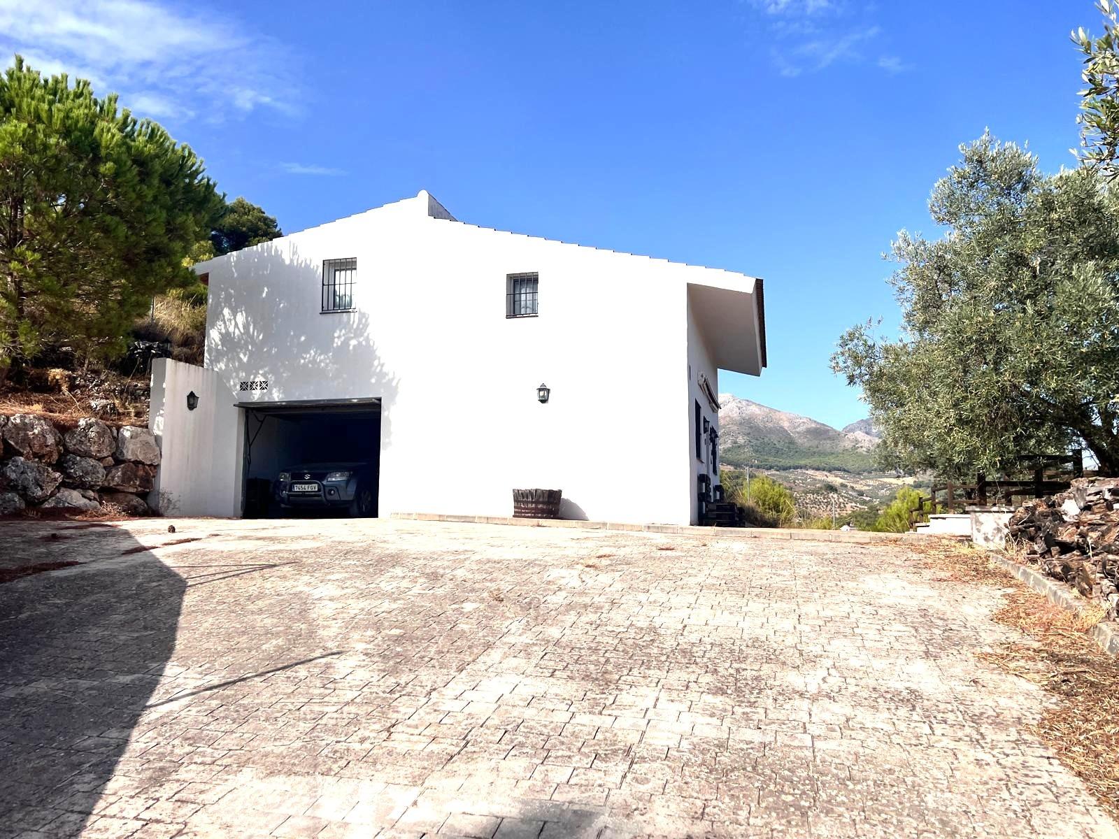 Casa en venta en Yunquera, vistas espectaculares y parcela de 1.600 m². A sólo 500m2 del pueblo. Con licencia turística.