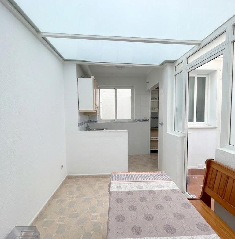 Piso en venta en pleno centro de Málaga con 3 habitaciones, terraza adosa y patio