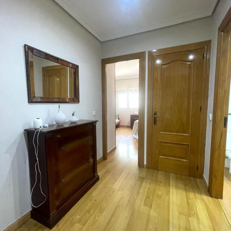 Gran piso en venta en recinto cerrado con terraza y garaje a 2 minutos de la playa.