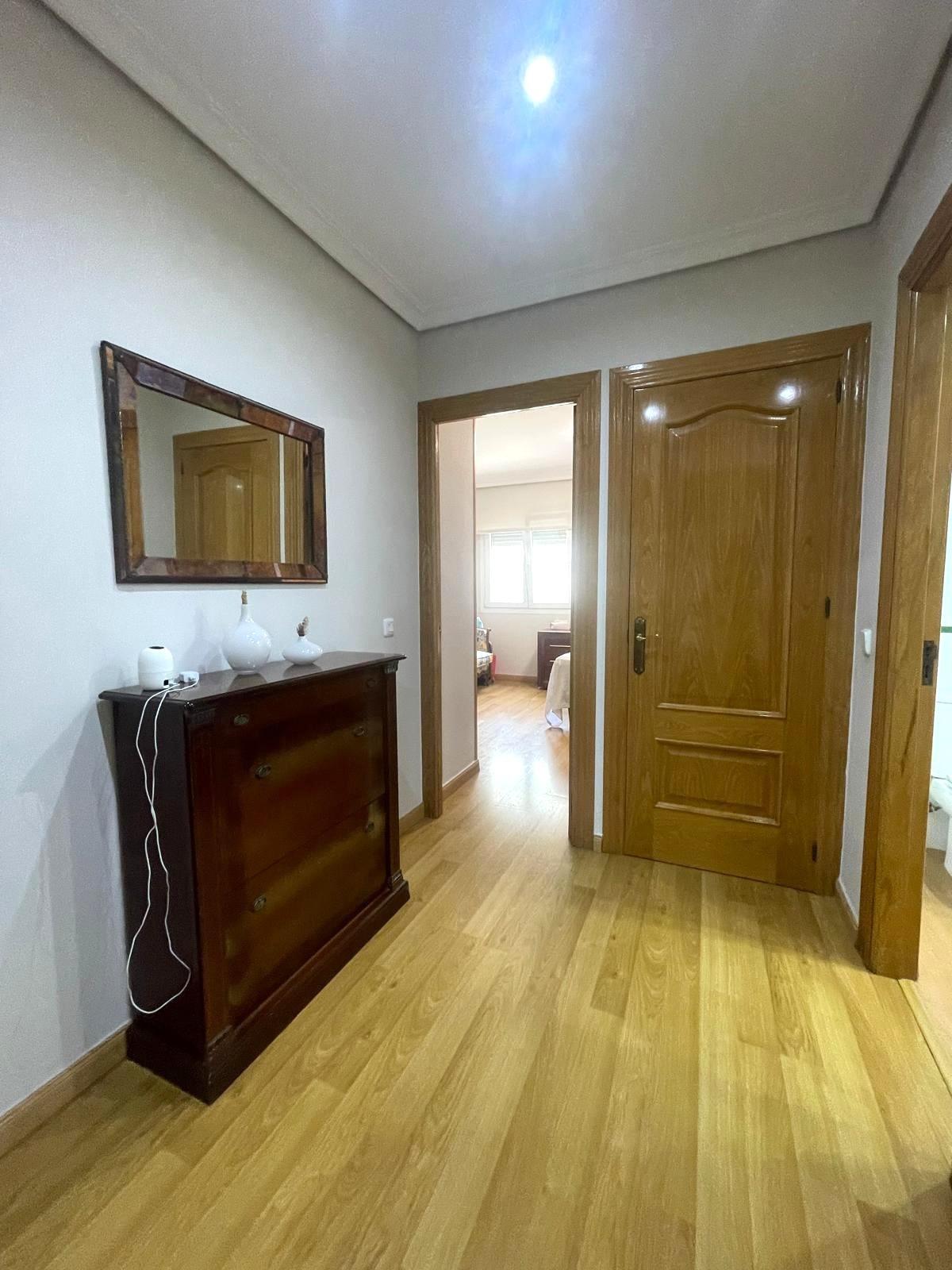 Gran piso en venta en recinto cerrado con terraza y garaje a 2 minutos de la playa.