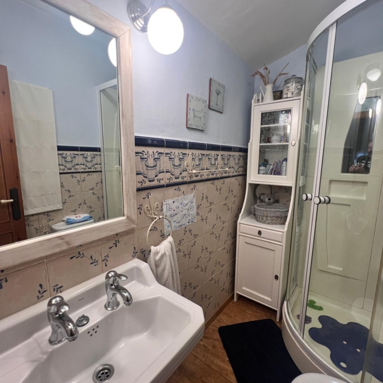 Casa en venta en Yunquera, vistas espectaculares y parcela de 1.600 m². A sólo 500m2 del pueblo. Con licencia turística.