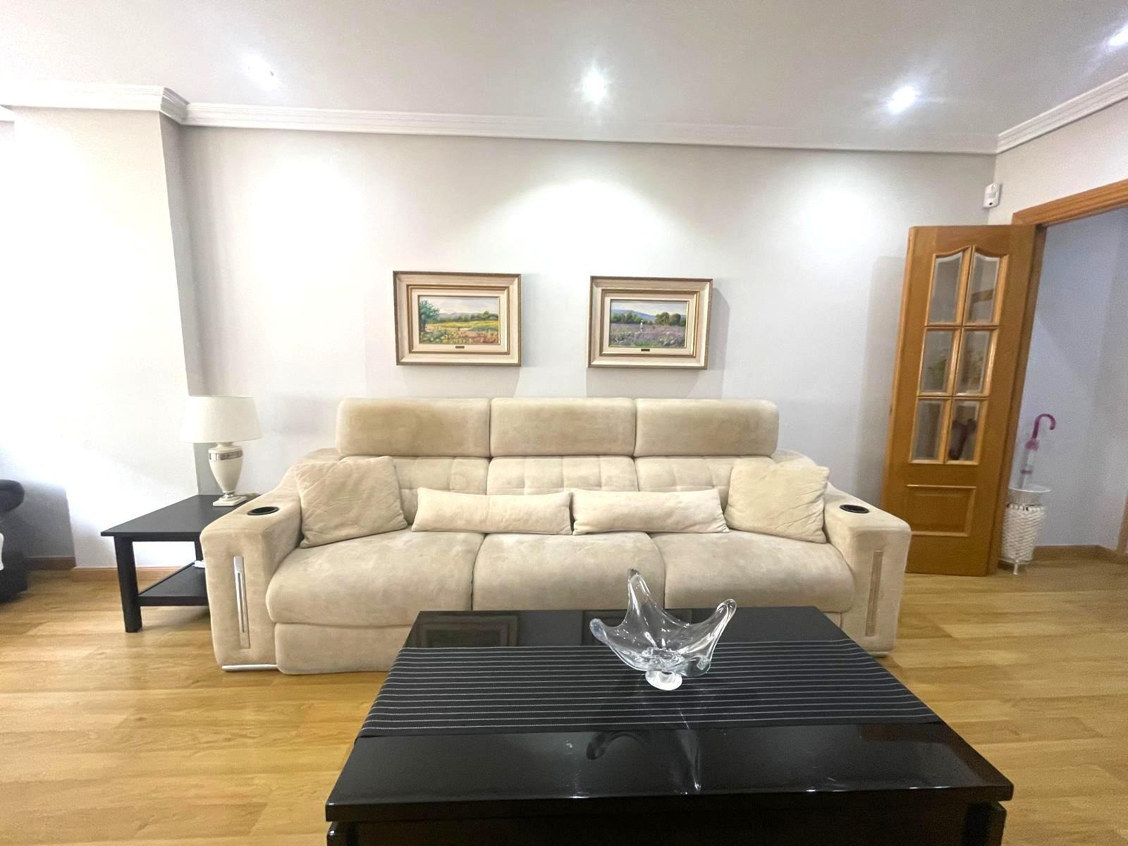 Gran piso en venta en recinto cerrado con terraza y garaje a 2 minutos de la playa.