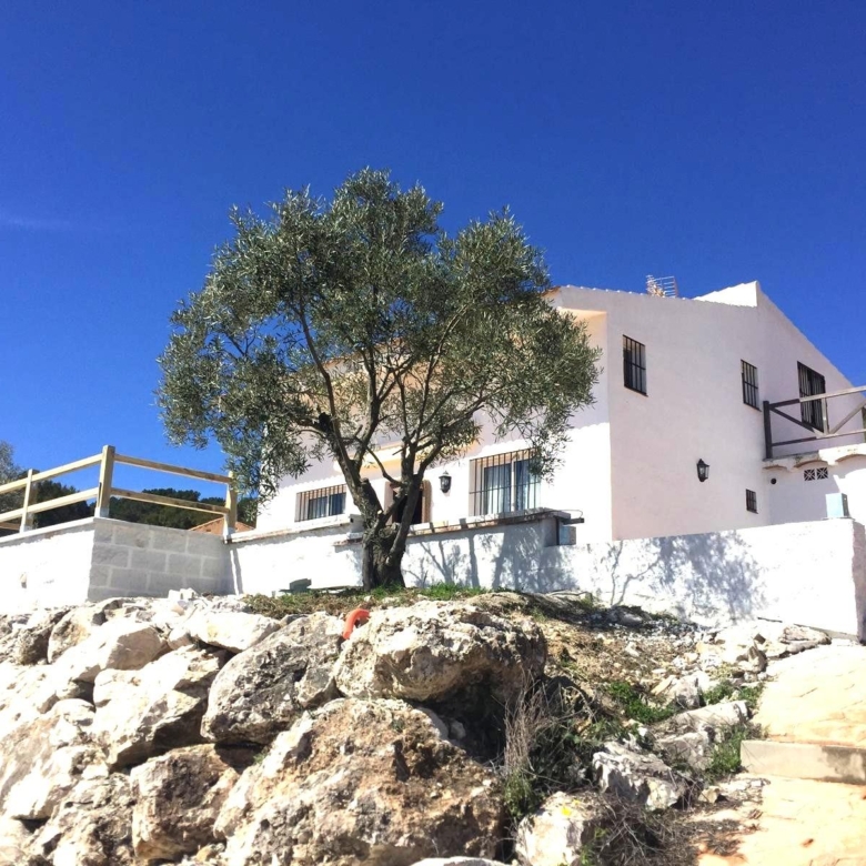 Casa en venta en Yunquera, vistas espectaculares y parcela de 1.600 m². A sólo 500m2 del pueblo. Con licencia turística.