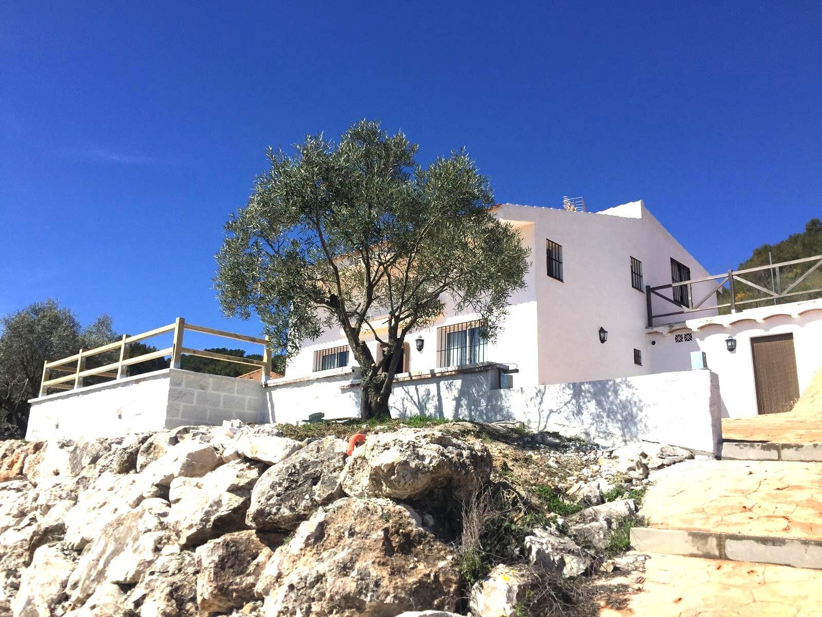 Casa en venta en Yunquera, vistas espectaculares y parcela de 1.600 m². A sólo 500m2 del pueblo. Con licencia turística.