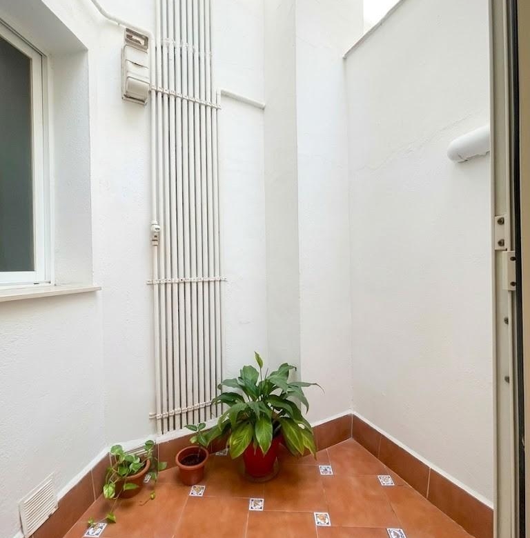 Piso en venta en pleno centro de Málaga con 3 habitaciones, terraza adosa y patio