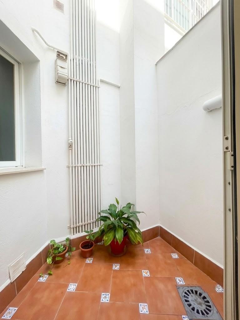 Piso en venta en pleno centro de Málaga con 3 habitaciones, terraza adosa y patio