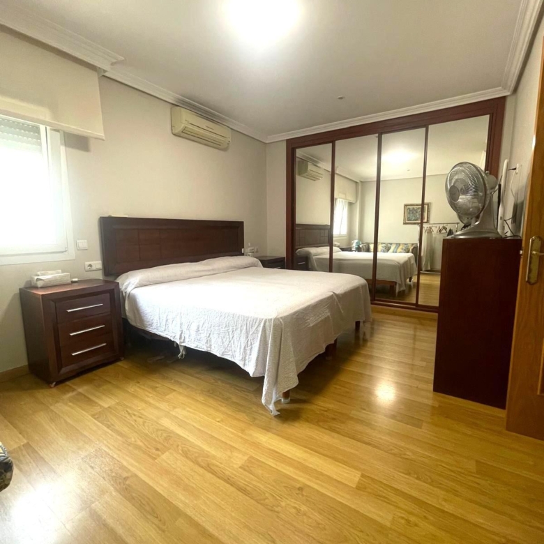 Gran piso en venta en recinto cerrado con terraza y garaje a 2 minutos de la playa.