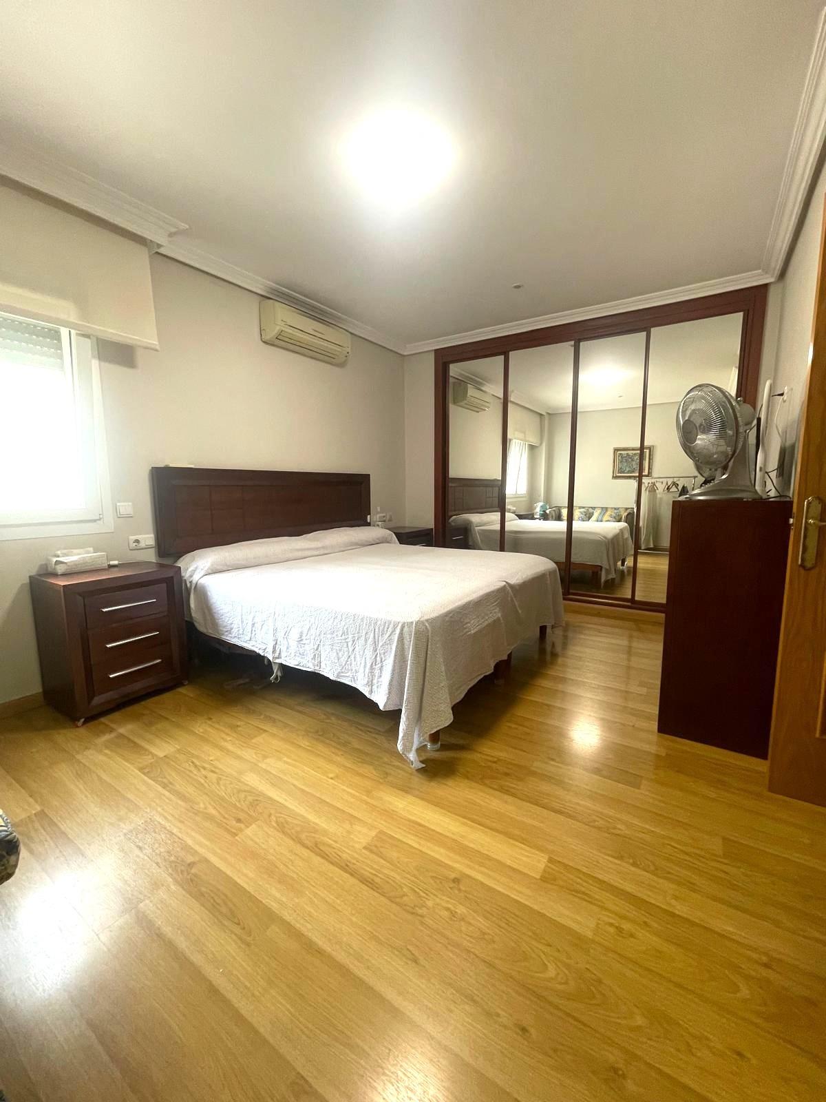 Gran piso en venta en recinto cerrado con terraza y garaje a 2 minutos de la playa.