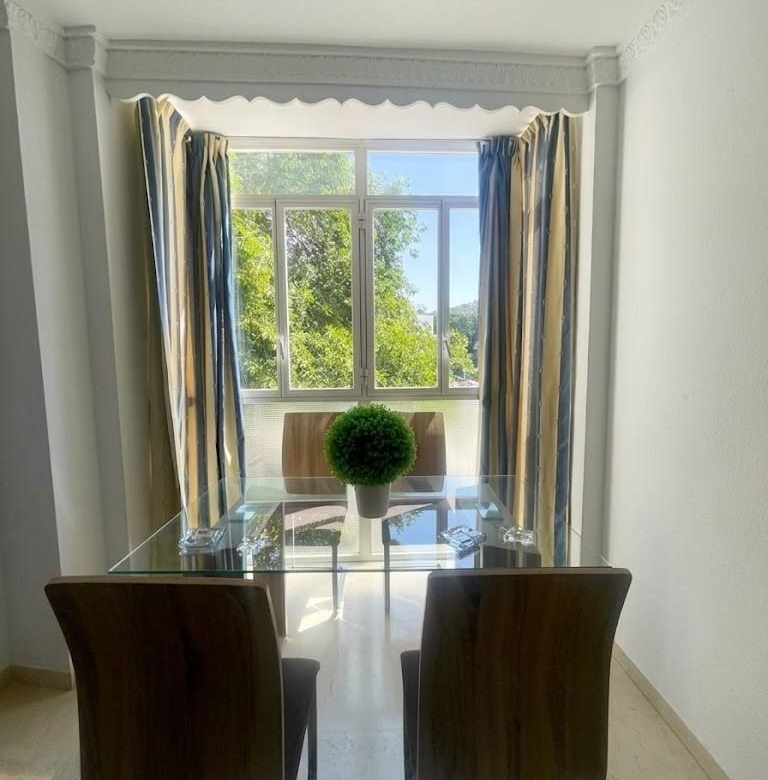 Piso en venta en pleno centro de Málaga con 3 habitaciones, terraza adosa y patio