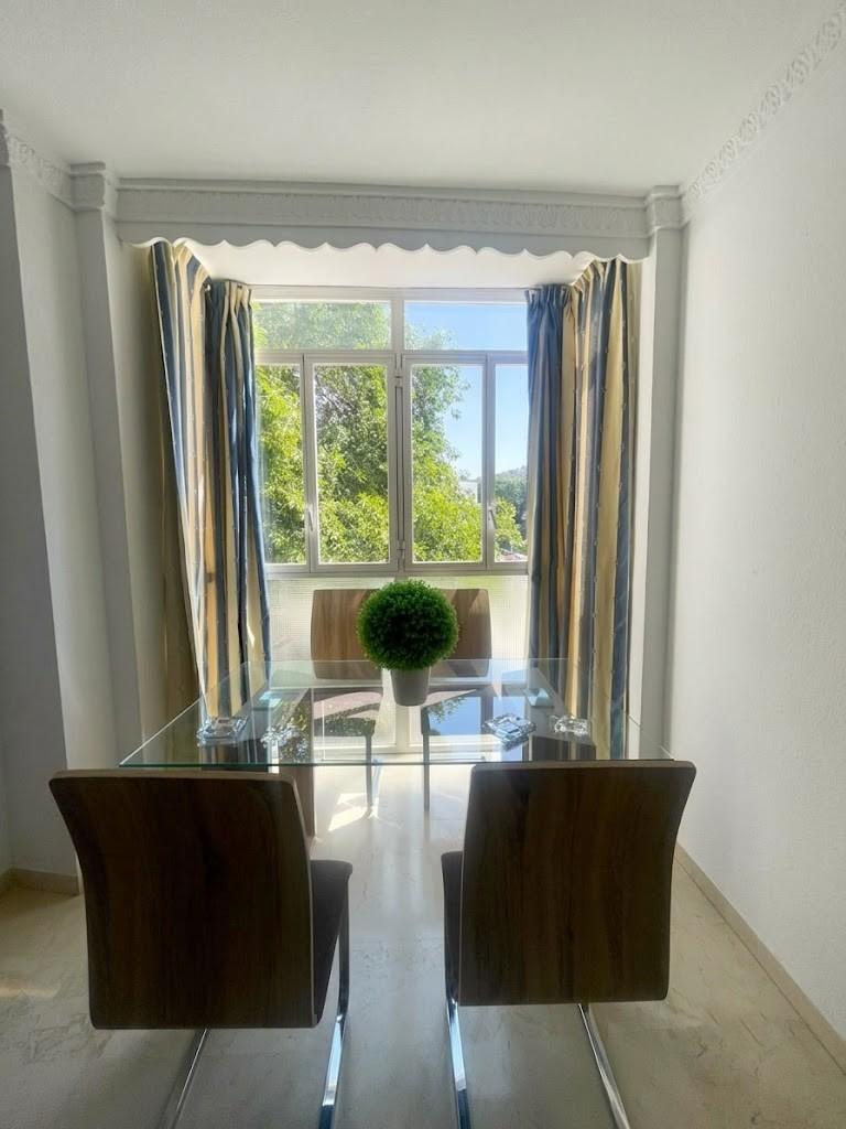 Piso en venta en pleno centro de Málaga con 3 habitaciones, terraza adosa y patio