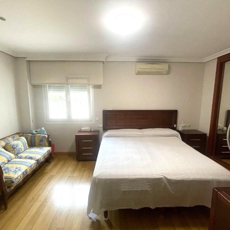 Gran piso en venta en recinto cerrado con terraza y garaje a 2 minutos de la playa.