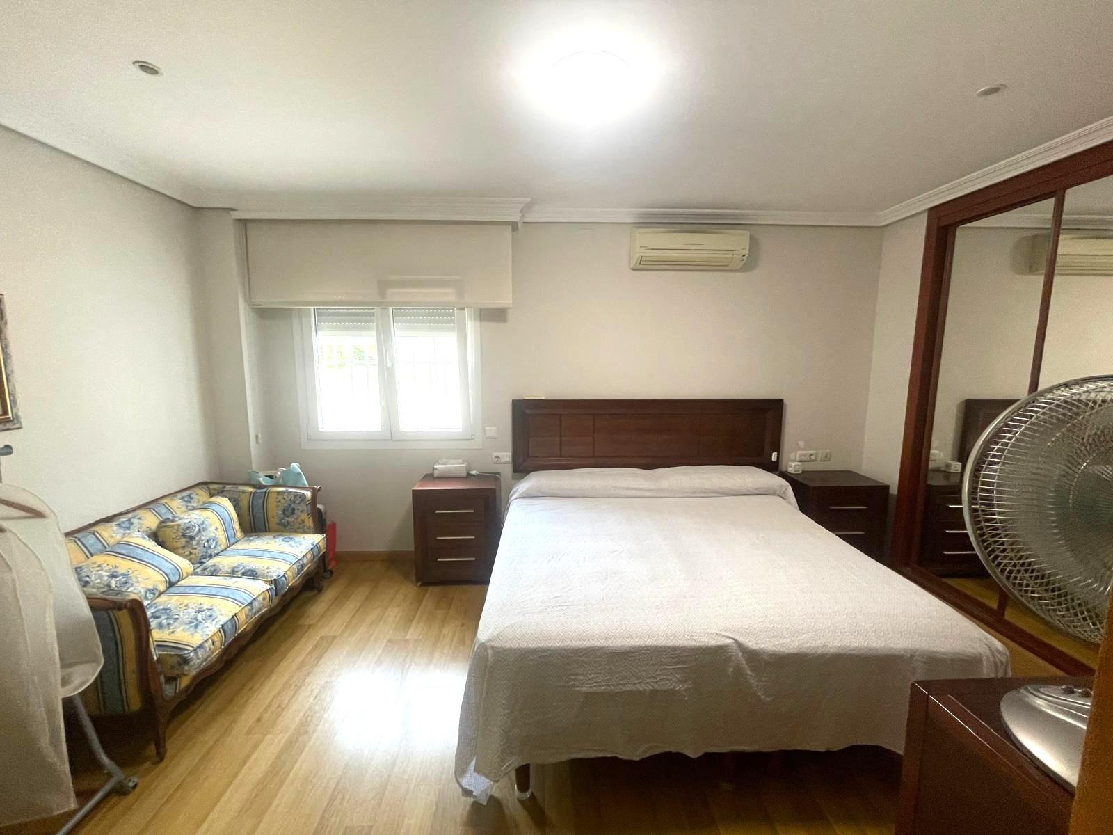 Gran piso en venta en recinto cerrado con terraza y garaje a 2 minutos de la playa.