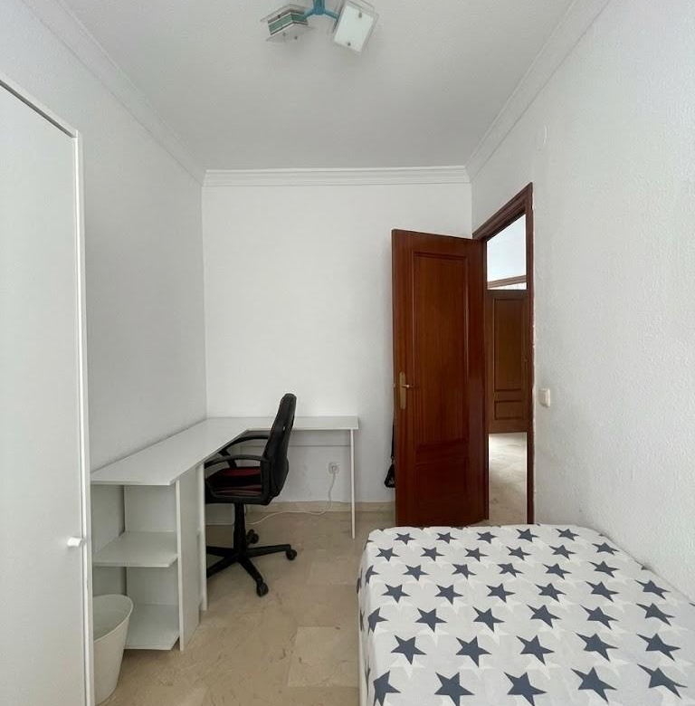 Piso en venta en pleno centro de Málaga con 3 habitaciones, terraza adosa y patio