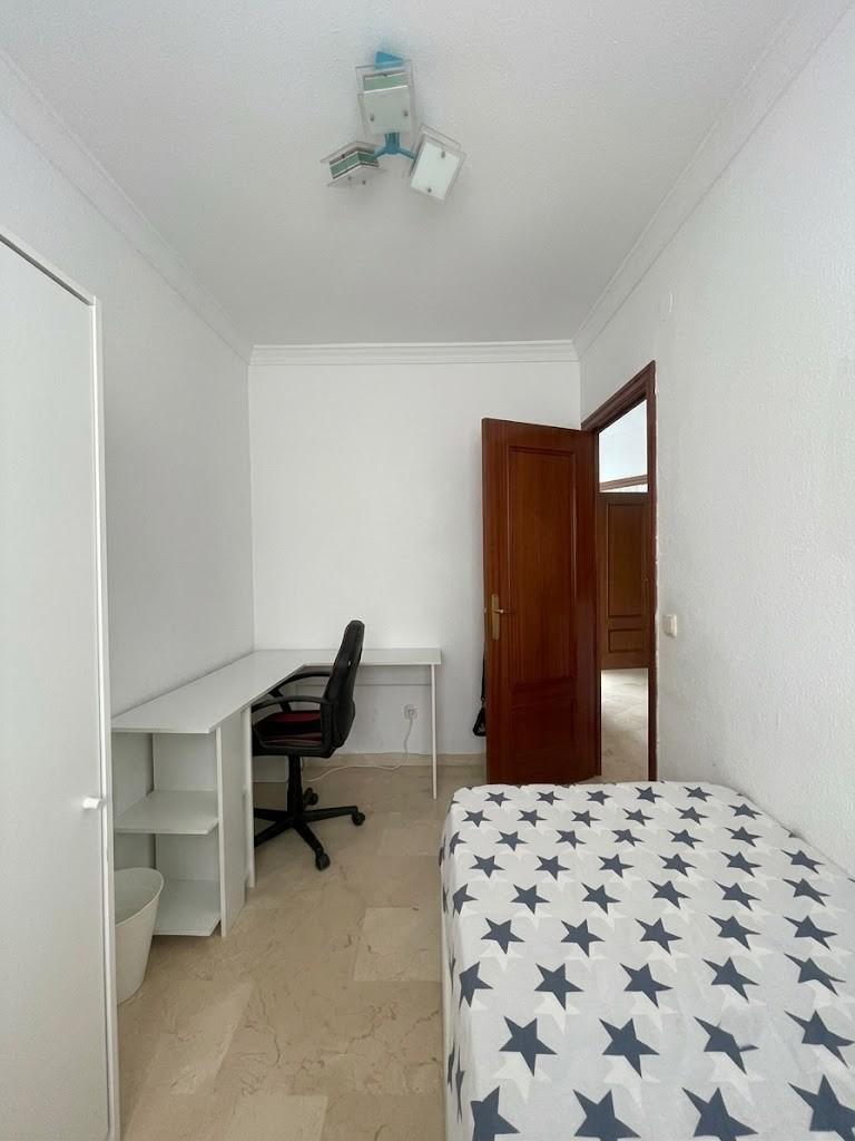 Piso en venta en pleno centro de Málaga con 3 habitaciones, terraza adosa y patio
