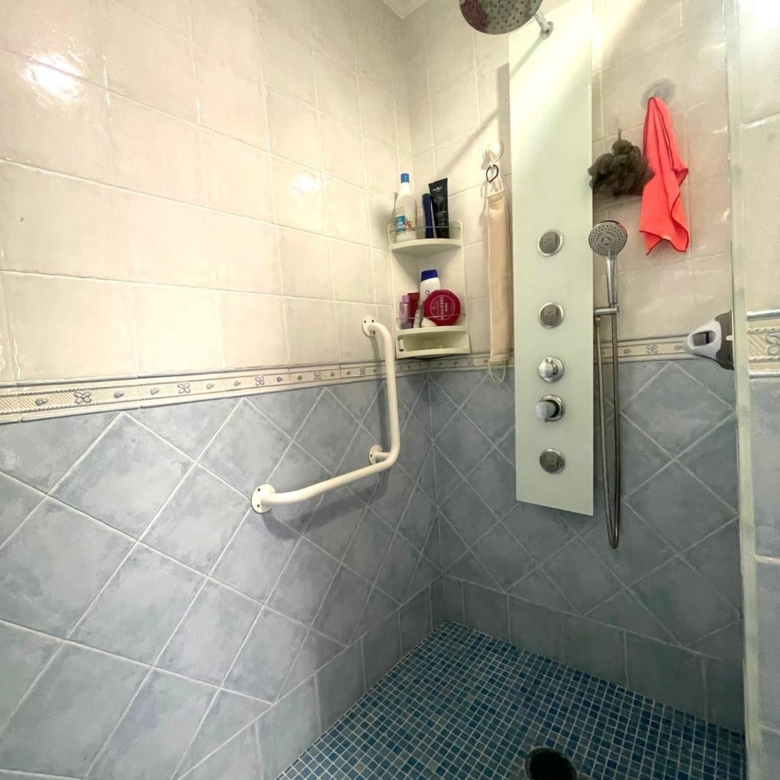 Gran piso en venta en recinto cerrado con terraza y garaje a 2 minutos de la playa.