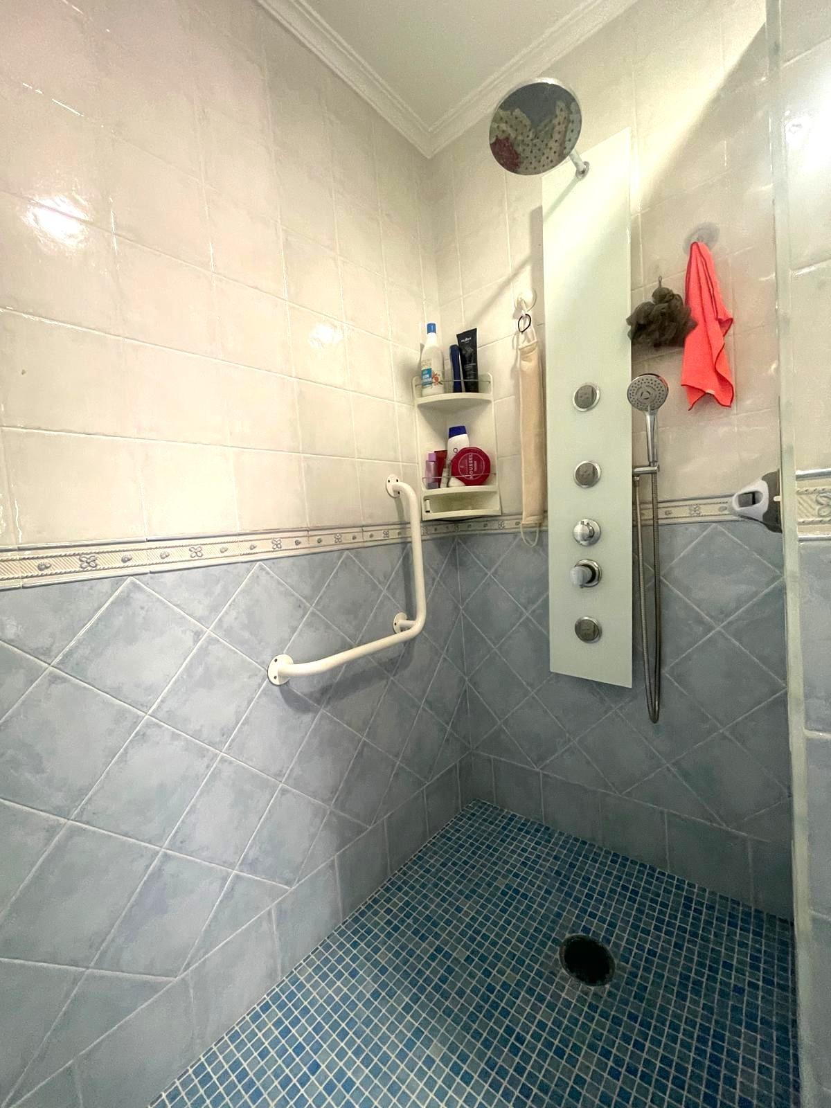 Gran piso en venta en recinto cerrado con terraza y garaje a 2 minutos de la playa.
