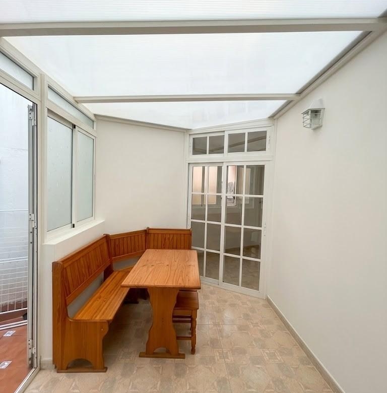 Piso en venta en pleno centro de Málaga con 3 habitaciones, terraza adosa y patio