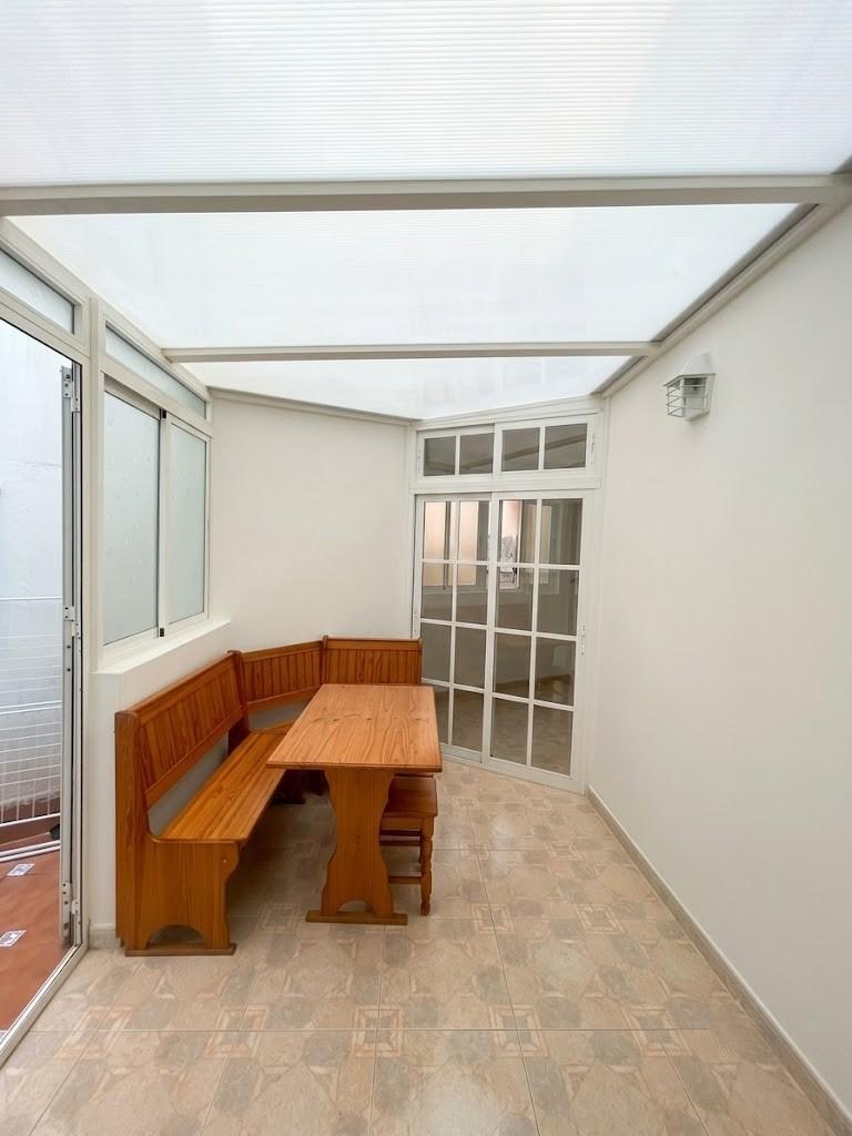 Piso en venta en pleno centro de Málaga con 3 habitaciones, terraza adosa y patio