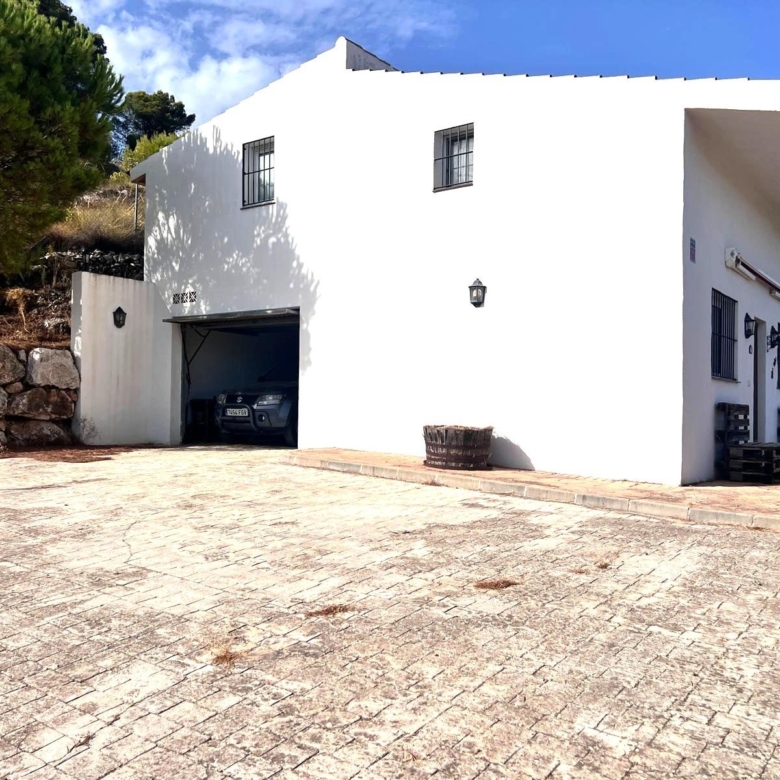 Casa en venta en Yunquera, vistas espectaculares y parcela de 1.600 m². A sólo 500m2 del pueblo. Con licencia turística.