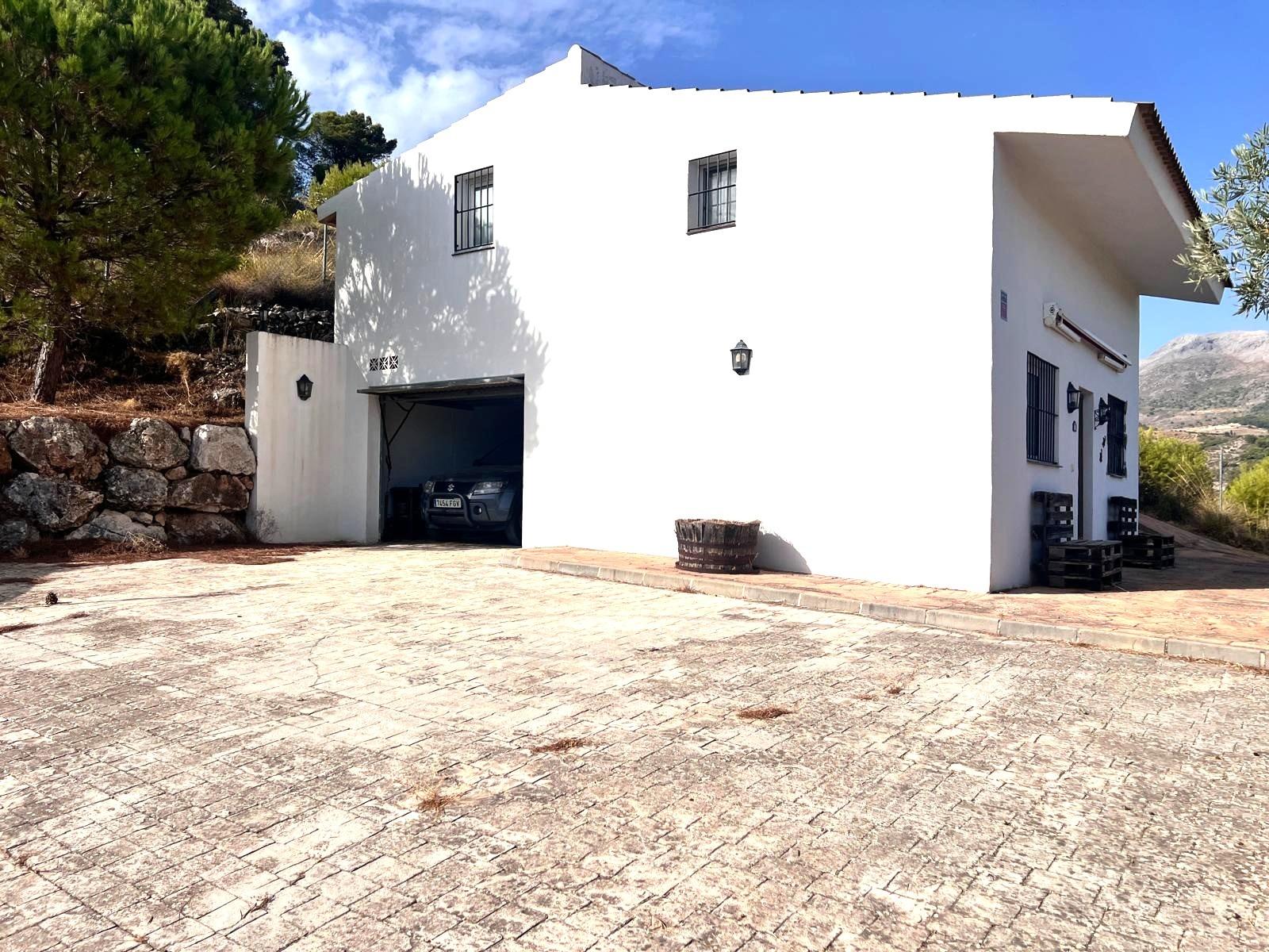 Casa en venta en Yunquera, vistas espectaculares y parcela de 1.600 m². A sólo 500m2 del pueblo. Con licencia turística.