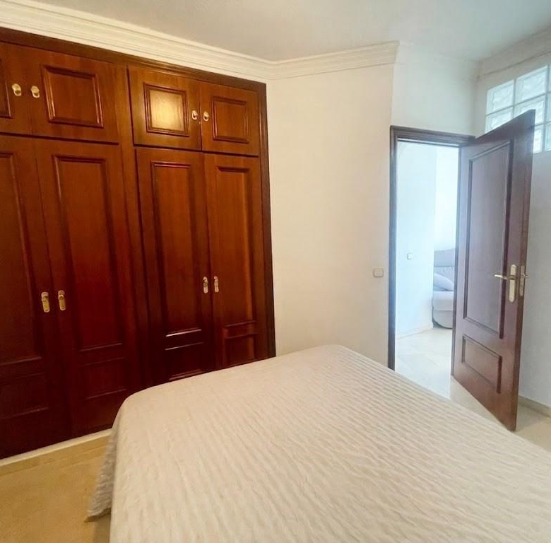 Piso en venta en pleno centro de Málaga con 3 habitaciones, terraza adosa y patio