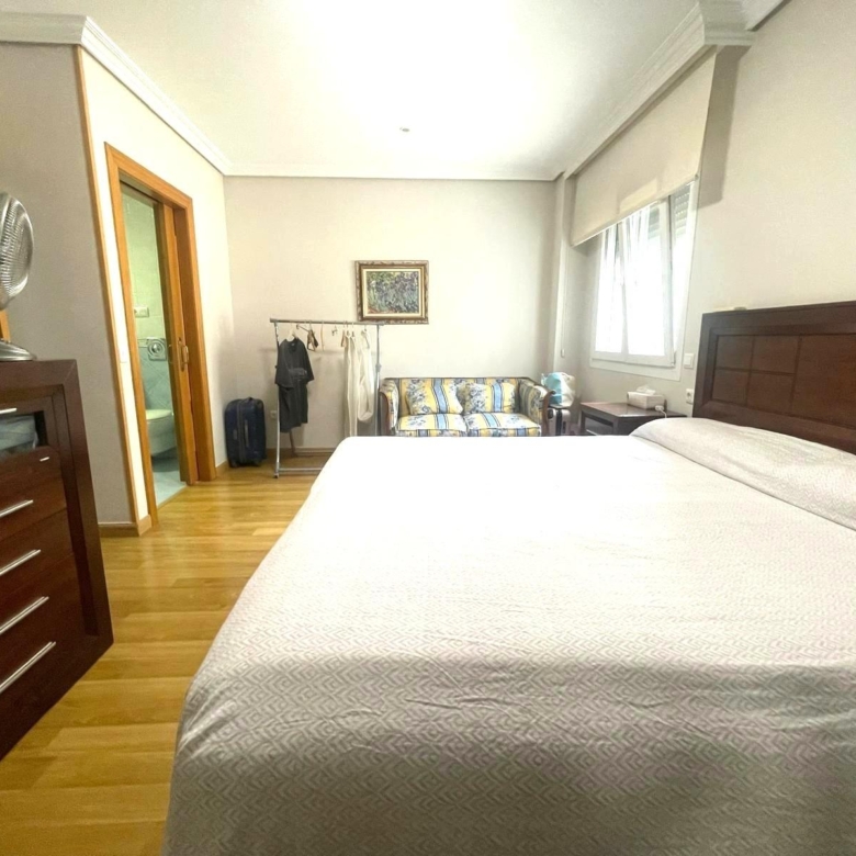 Gran piso en venta en recinto cerrado con terraza y garaje a 2 minutos de la playa.