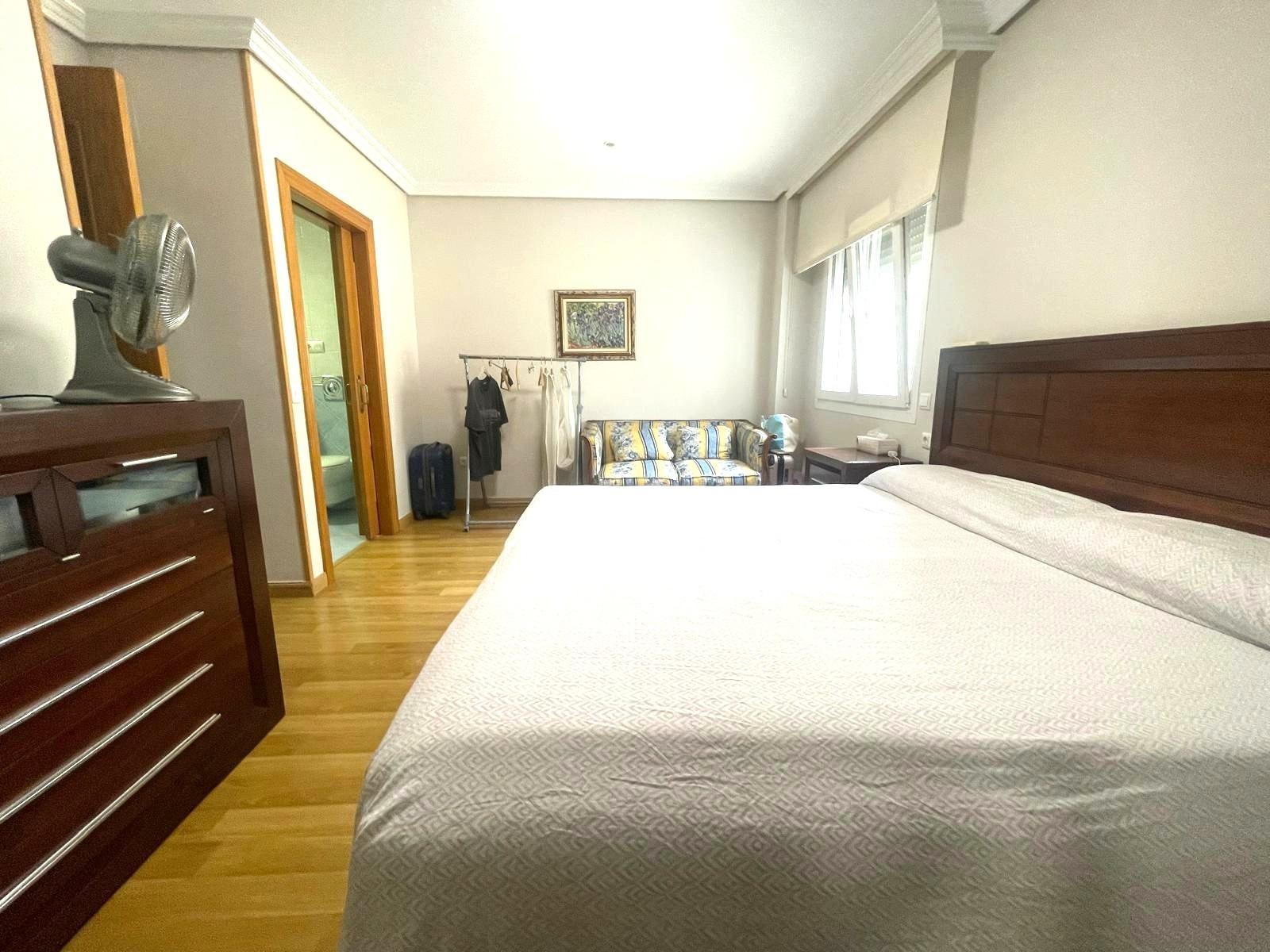 Gran piso en venta en recinto cerrado con terraza y garaje a 2 minutos de la playa.