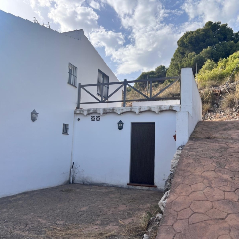 Casa en venta en Yunquera, vistas espectaculares y parcela de 1.600 m². A sólo 500m2 del pueblo. Con licencia turística.