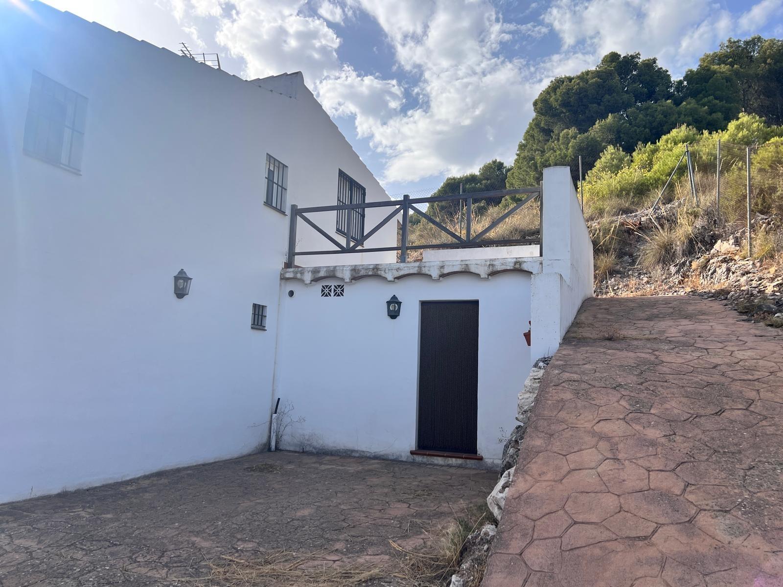 Casa en venta en Yunquera, vistas espectaculares y parcela de 1.600 m². A sólo 500m2 del pueblo. Con licencia turística.