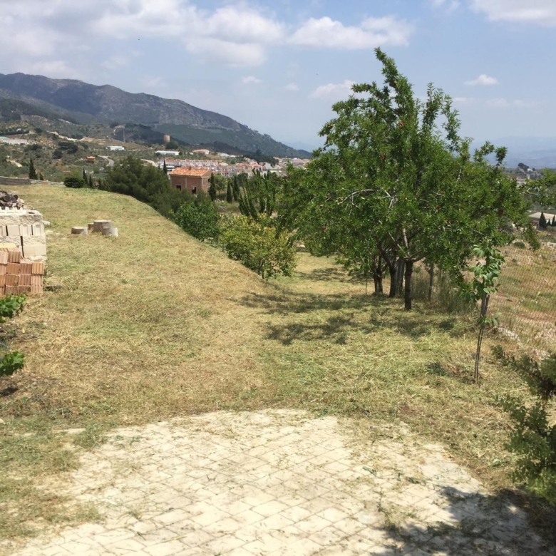 Casa en venta en Yunquera, vistas espectaculares y parcela de 1.600 m². A sólo 500m2 del pueblo. Con licencia turística.