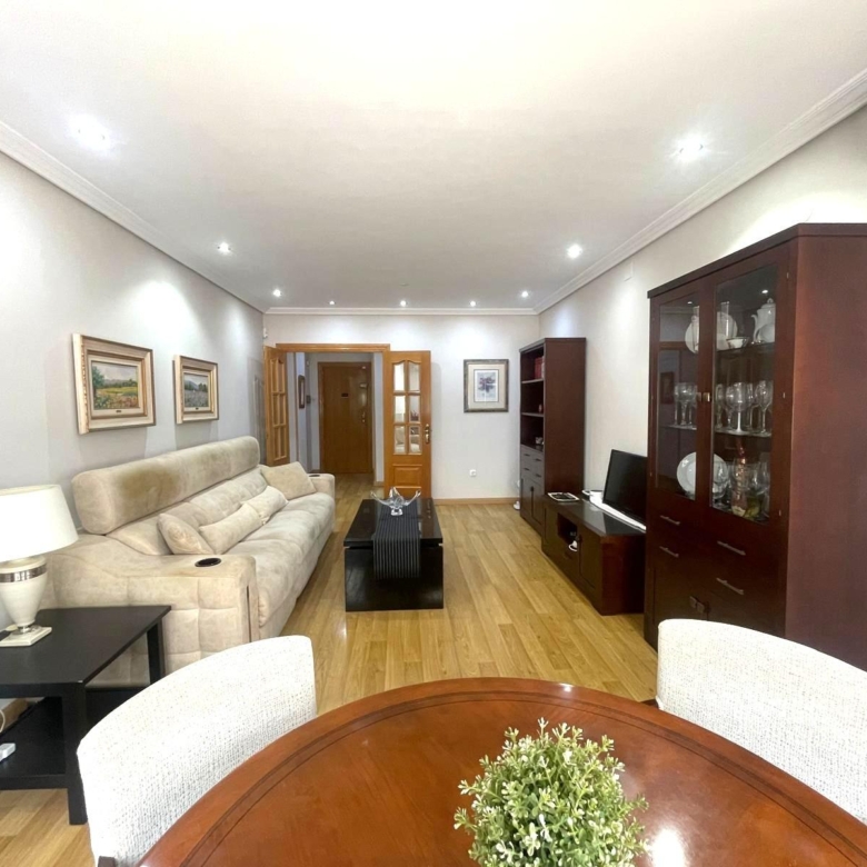 Gran piso en venta en recinto cerrado con terraza y garaje a 2 minutos de la playa.