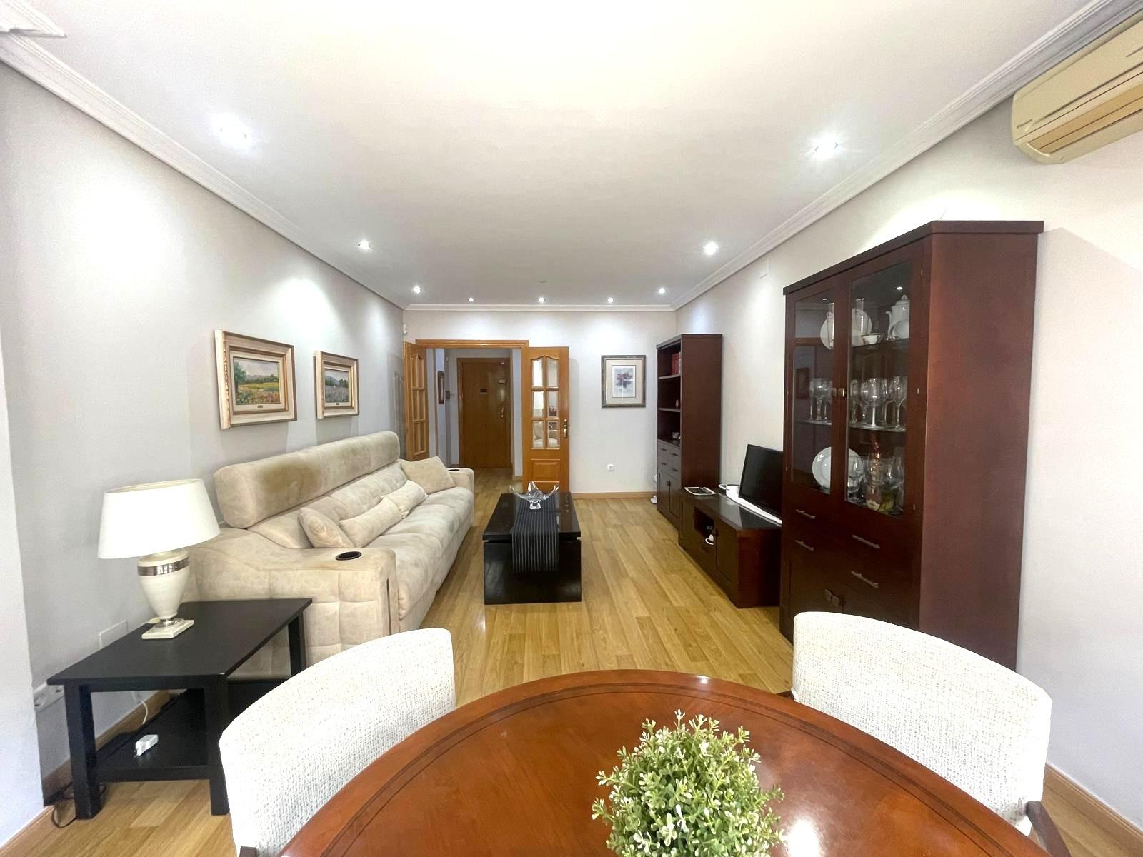 Gran piso en venta en recinto cerrado con terraza y garaje a 2 minutos de la playa.