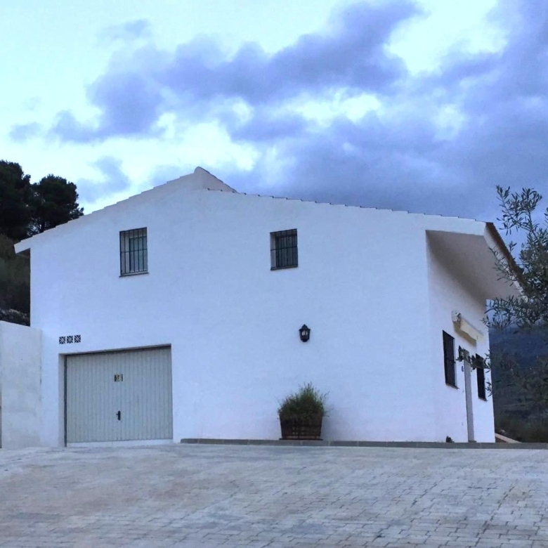 Casa en venta en Yunquera, vistas espectaculares y parcela de 1.600 m². A sólo 500m2 del pueblo. Con licencia turística.