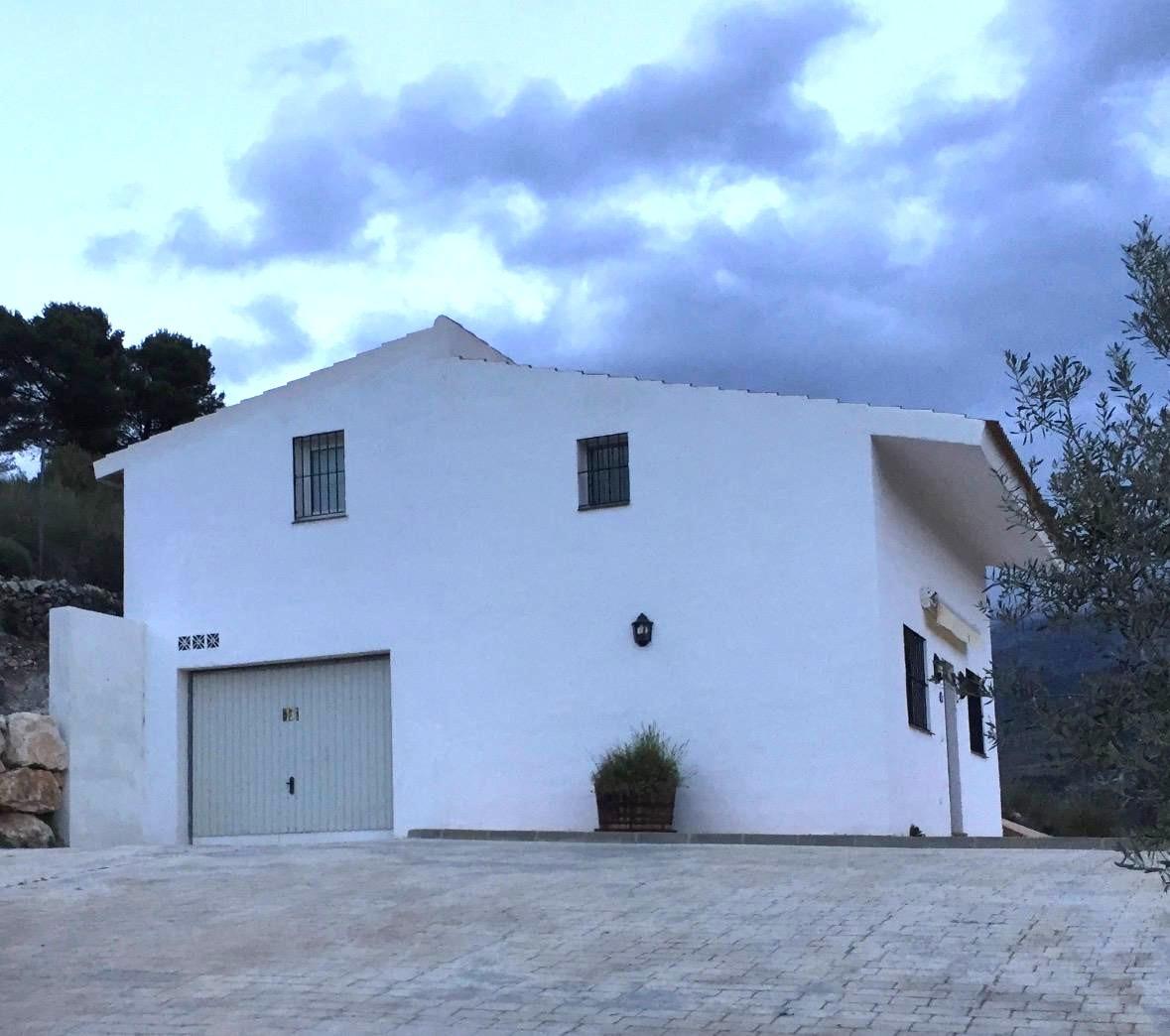 Casa en venta en Yunquera, vistas espectaculares y parcela de 1.600 m². A sólo 500m2 del pueblo. Con licencia turística.
