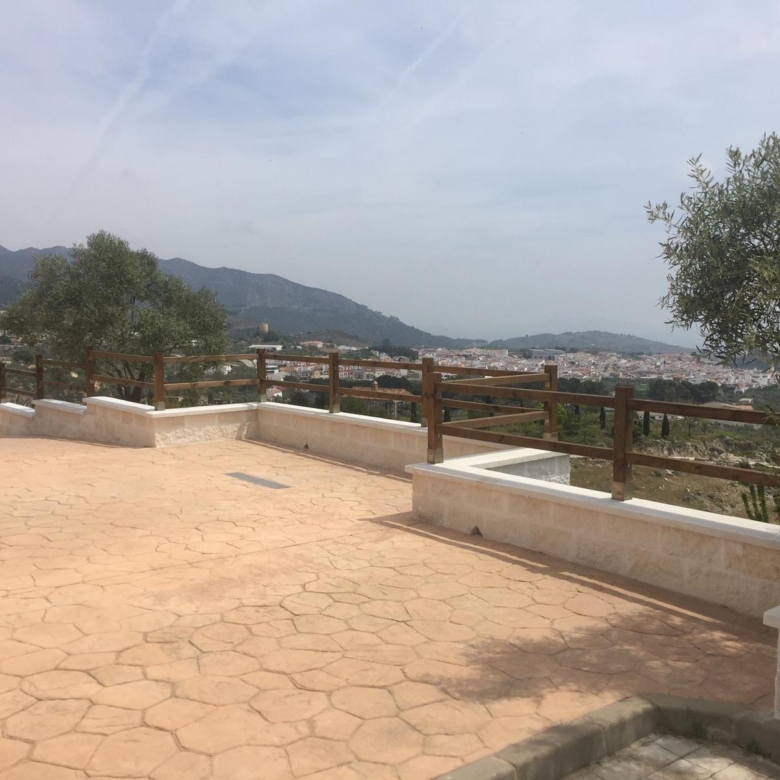 Casa en venta en Yunquera, vistas espectaculares y parcela de 1.600 m². A sólo 500m2 del pueblo. Con licencia turística.