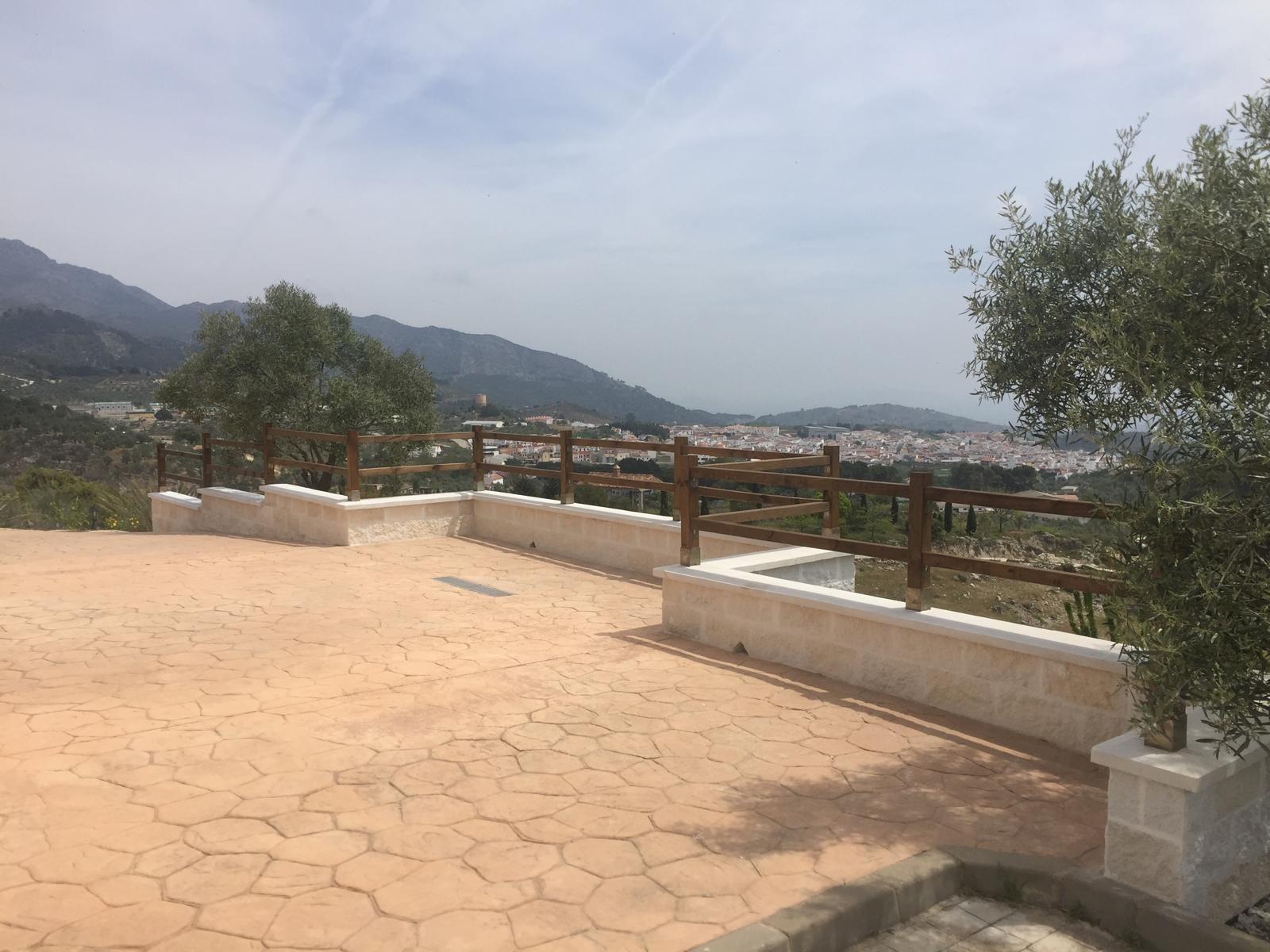 Casa en venta en Yunquera, vistas espectaculares y parcela de 1.600 m². A sólo 500m2 del pueblo. Con licencia turística.