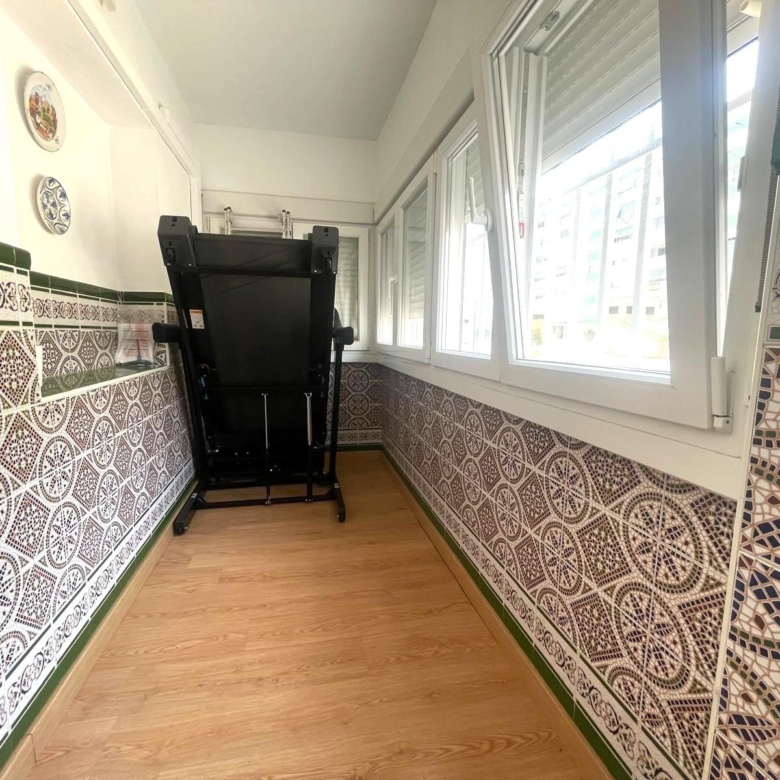 Gran piso en venta en recinto cerrado con terraza y garaje a 2 minutos de la playa.