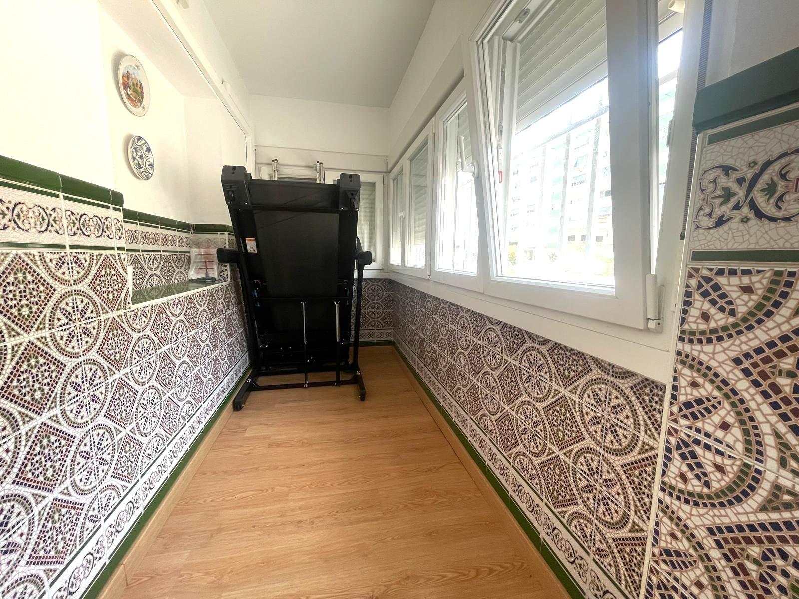 Gran piso en venta en recinto cerrado con terraza y garaje a 2 minutos de la playa.