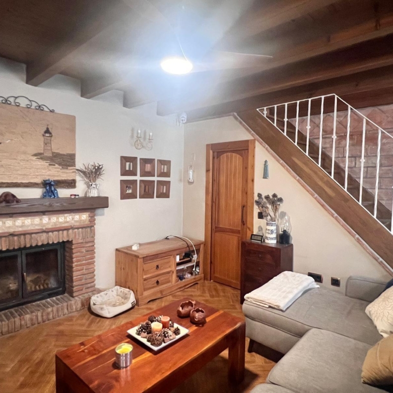 Casa en venta en Yunquera, vistas espectaculares y parcela de 1.600 m². A sólo 500m2 del pueblo. Con licencia turística.