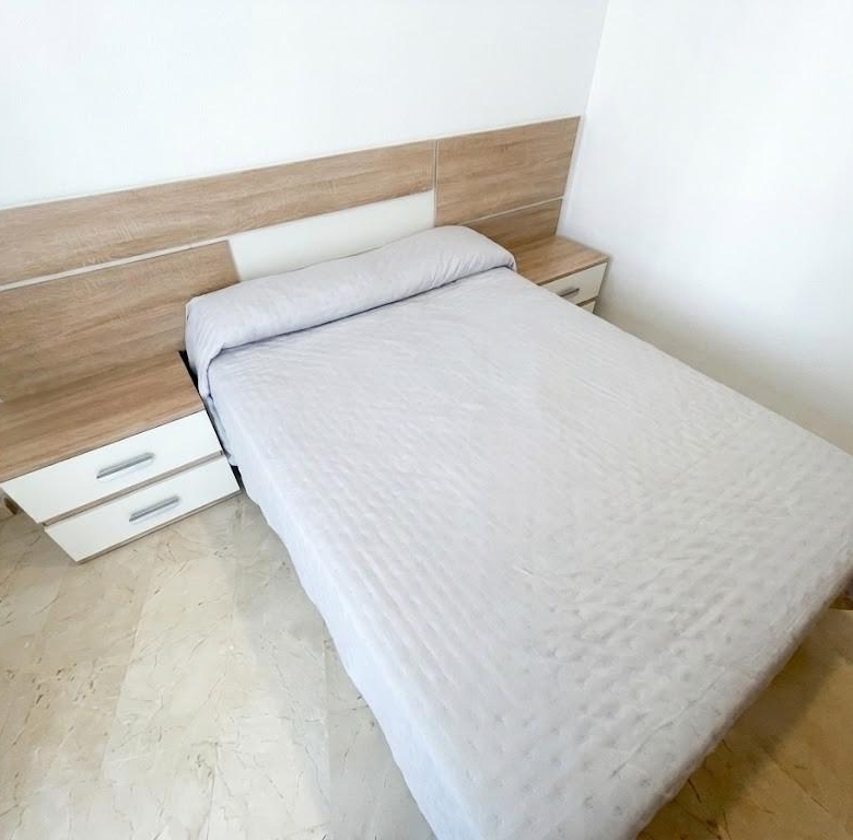 Piso en venta en pleno centro de Málaga con 3 habitaciones, terraza adosa y patio