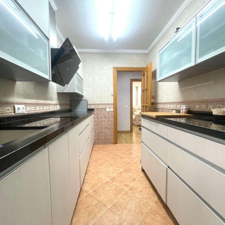 Gran piso en venta en recinto cerrado con terraza y garaje a 2 minutos de la playa.