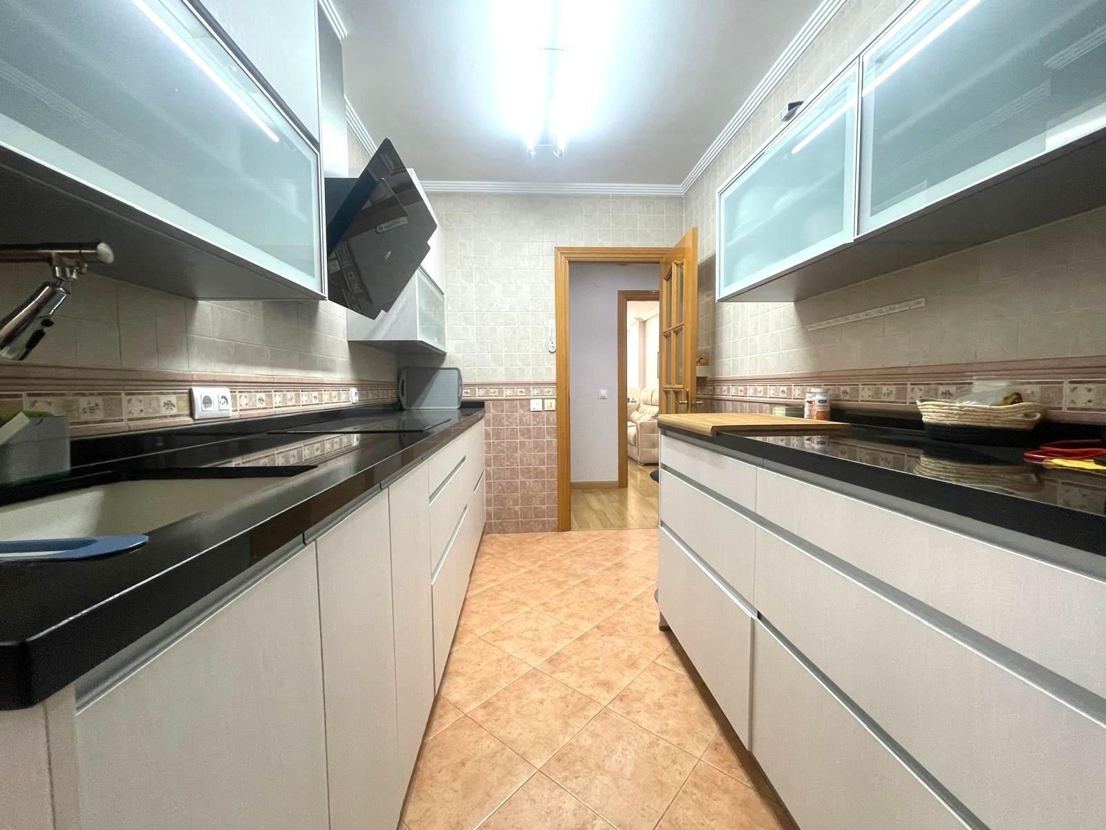 Gran piso en venta en recinto cerrado con terraza y garaje a 2 minutos de la playa.