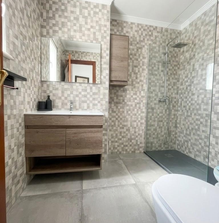 Piso en venta en pleno centro de Málaga con 3 habitaciones, terraza adosa y patio